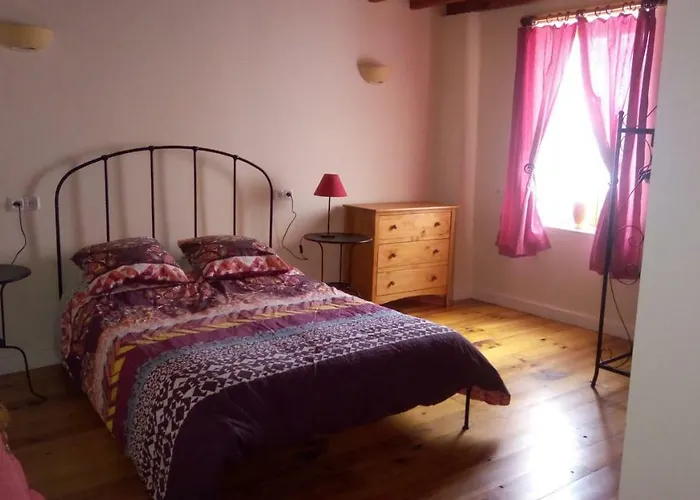 Les Cerisiers Gites بيت للعطل